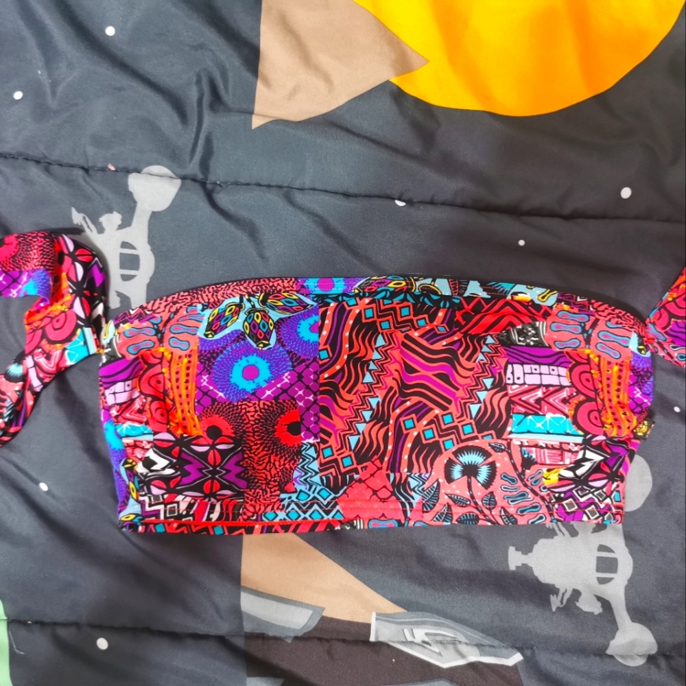 Bikini top. 2/25$